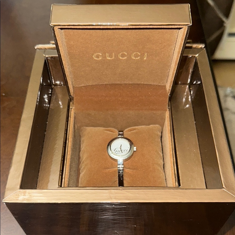 Gucci Silver Timepiece in Elegant Box